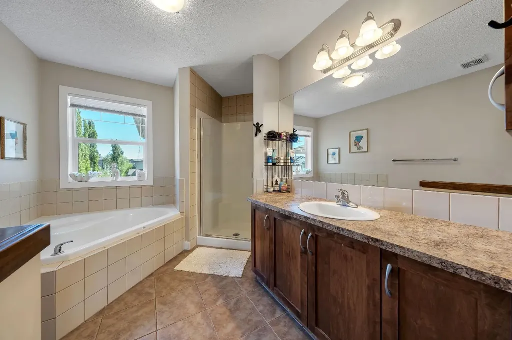 32 Everoak Close SW Calgary AB T2Y 0C3