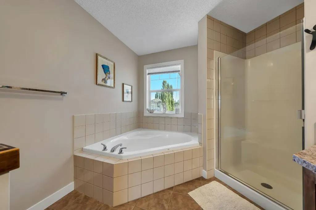 32 Everoak Close SW Calgary AB T2Y 0C3
