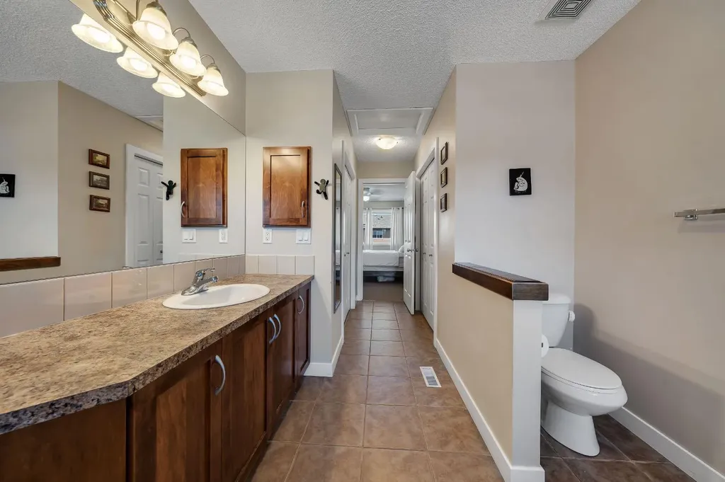 32 Everoak Close SW Calgary AB T2Y 0C3