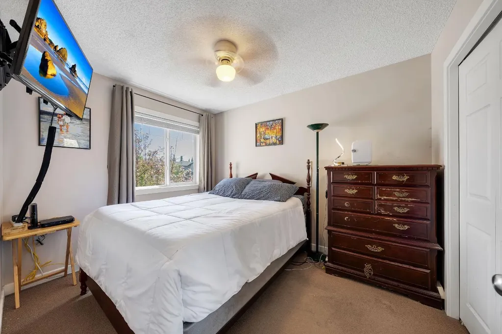 32 Everoak Close SW Calgary AB T2Y 0C3