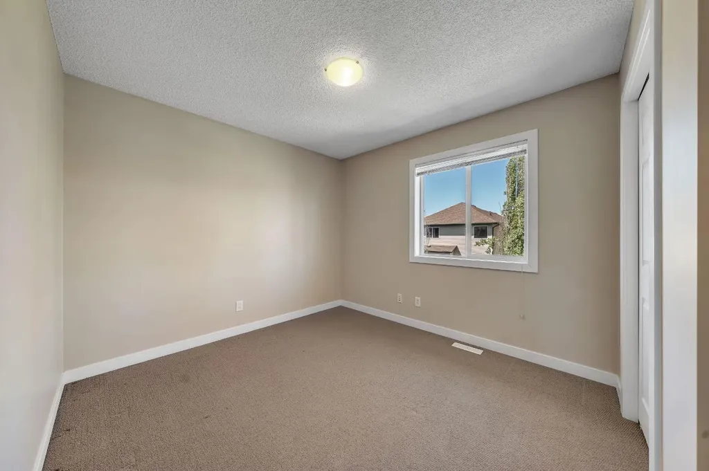 32 Everoak Close SW Calgary AB T2Y 0C3