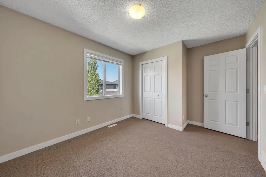 32 Everoak Close SW Calgary AB T2Y 0C3