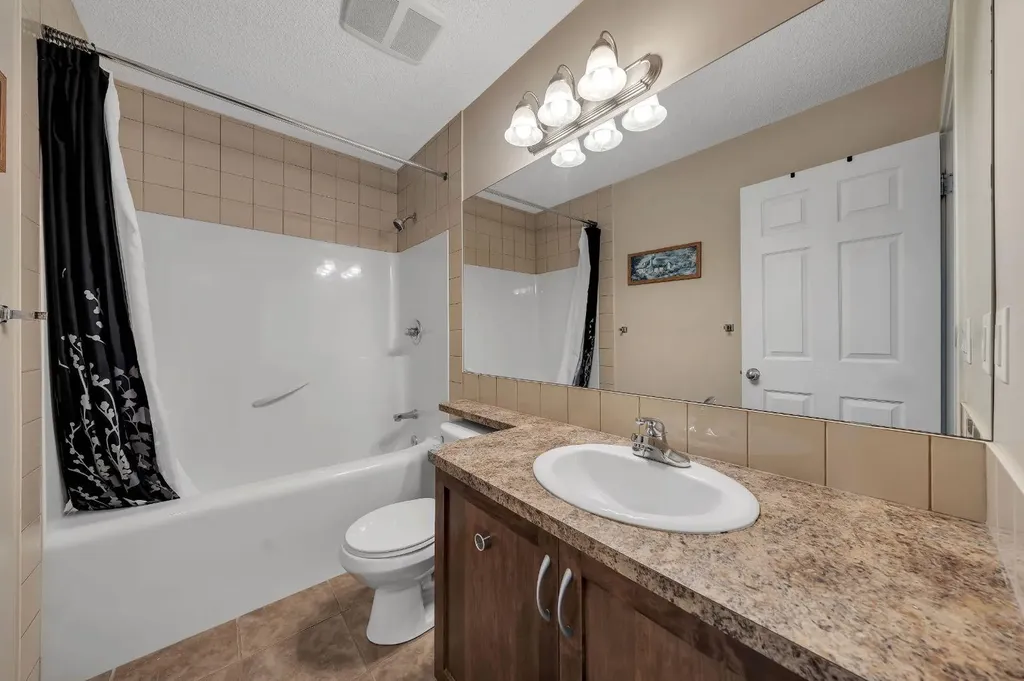 32 Everoak Close SW Calgary AB T2Y 0C3