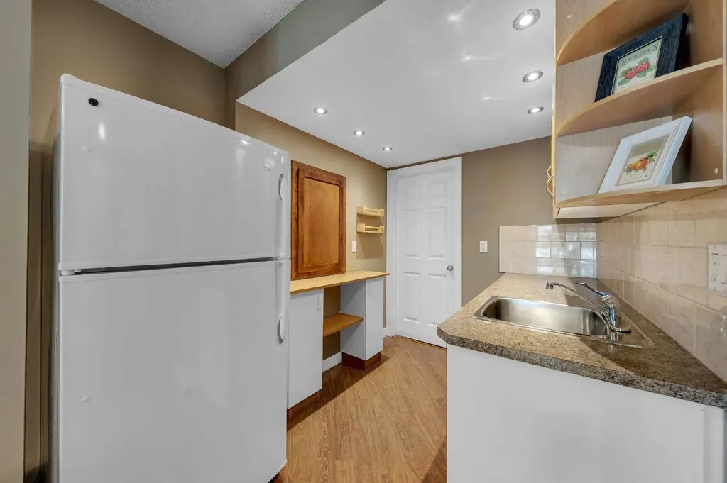 32 Everoak Close SW Calgary AB T2Y 0C3