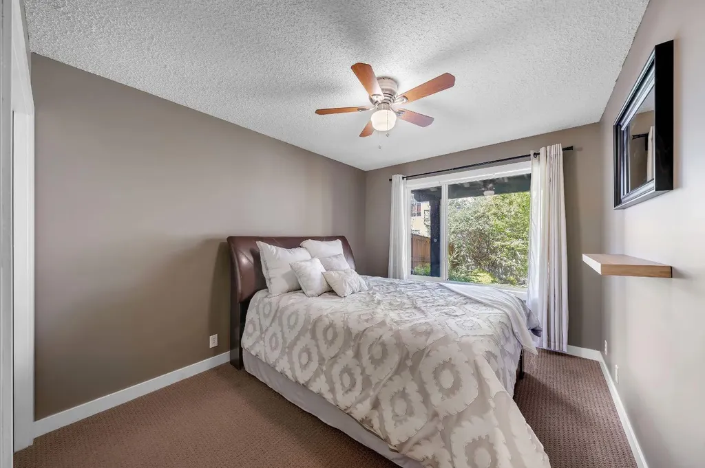 32 Everoak Close SW Calgary AB T2Y 0C3