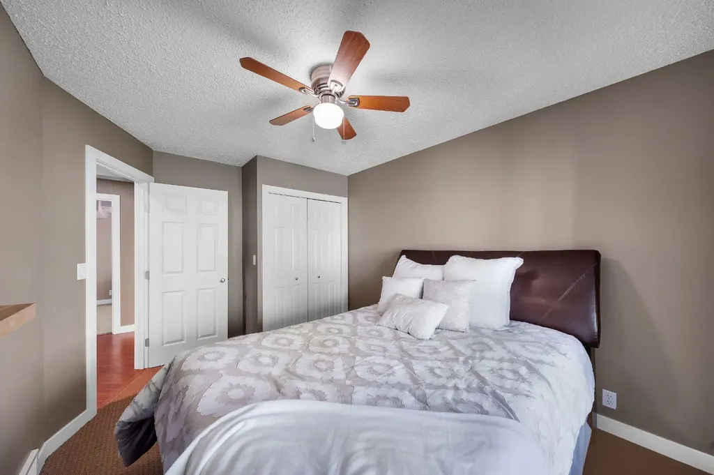 32 Everoak Close SW Calgary AB T2Y 0C3