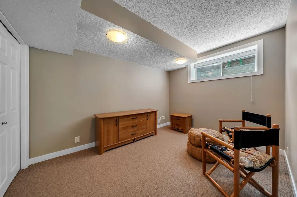 32 Everoak Close SW Calgary AB T2Y 0C3