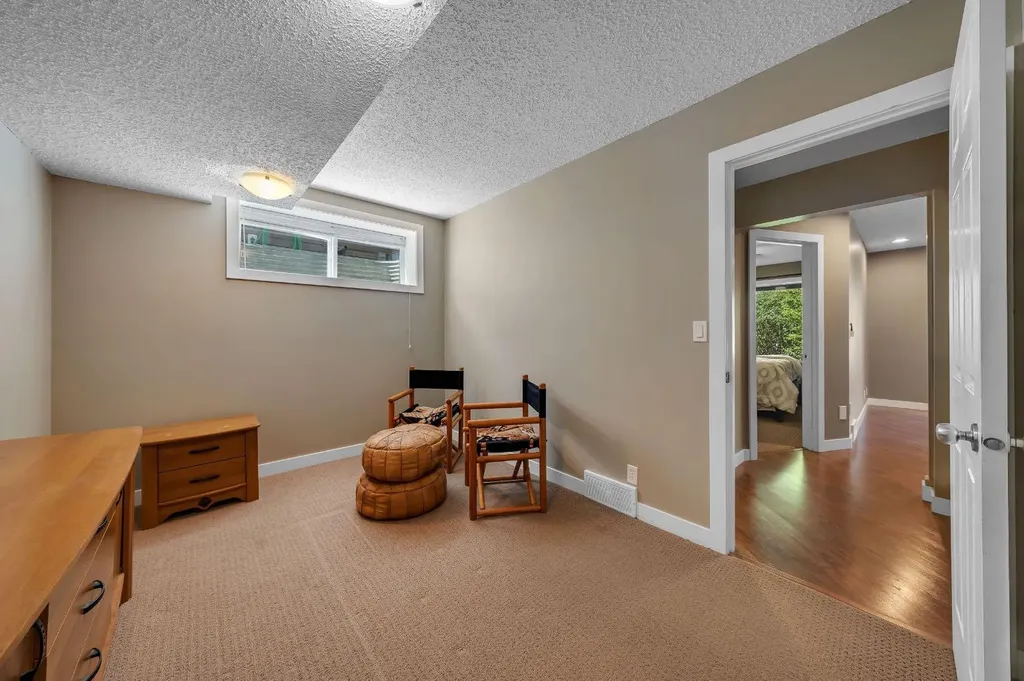 32 Everoak Close SW Calgary AB T2Y 0C3