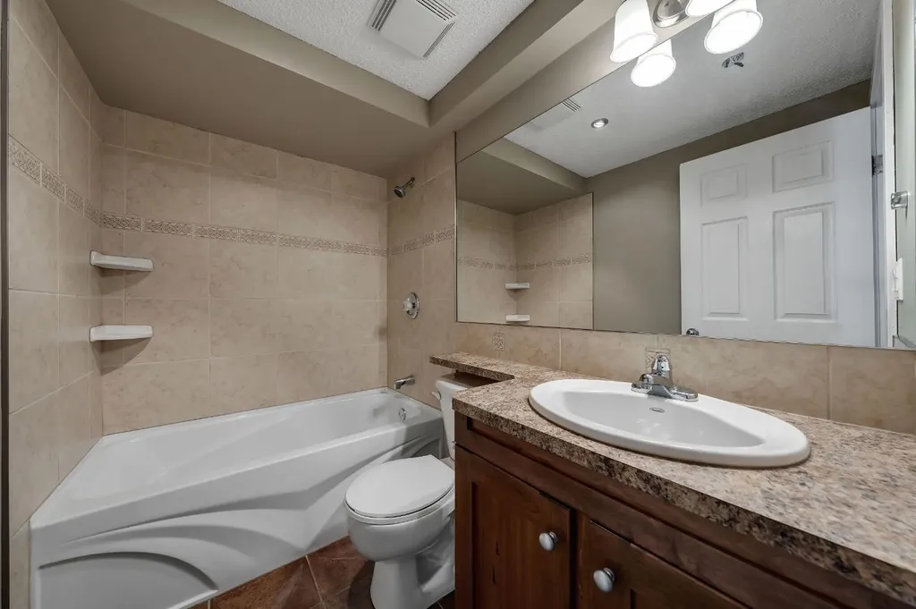 32 Everoak Close SW Calgary AB T2Y 0C3