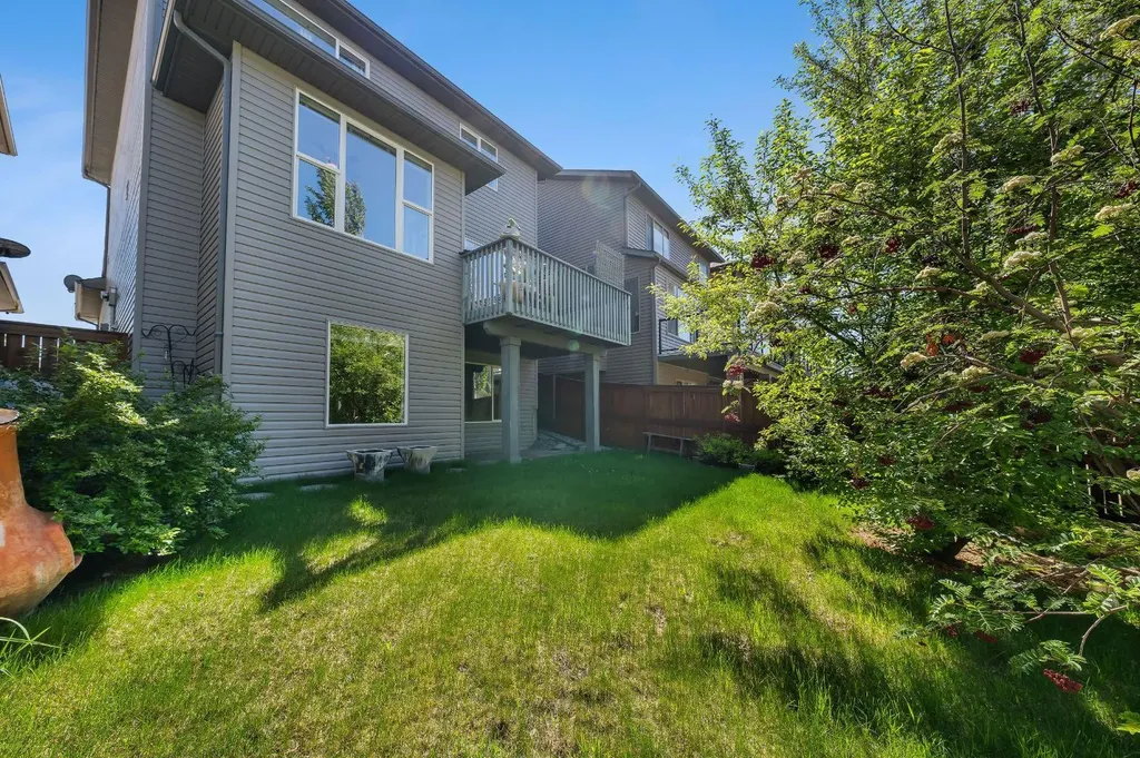 32 Everoak Close SW Calgary AB T2Y 0C3