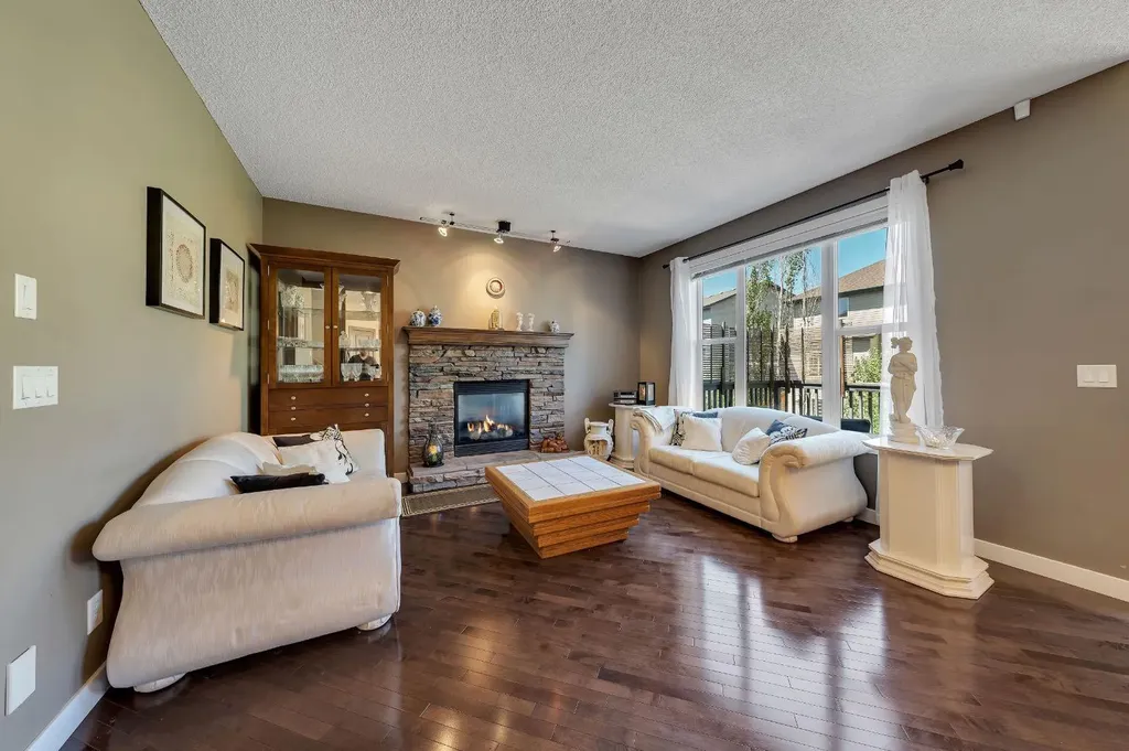 32 Everoak Close SW Calgary AB T2Y 0C3