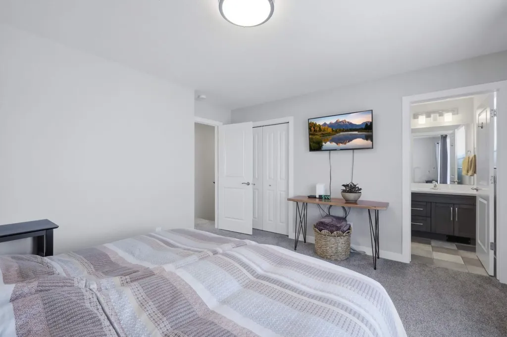 28 Hawthorn Place Sylvan Lake AB T4S 2L6