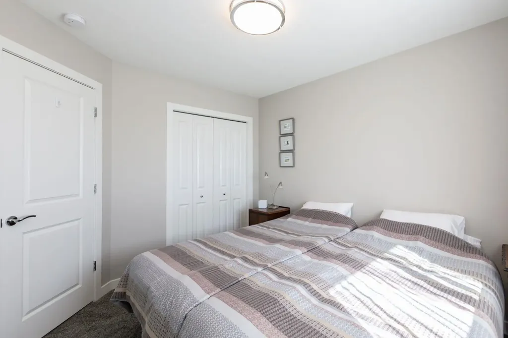 28 Hawthorn Place Sylvan Lake AB T4S 2L6