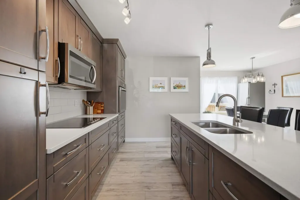 28 Hawthorn Place Sylvan Lake AB T4S 2L6