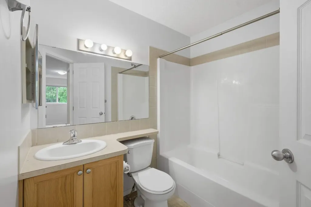 5220 50a Avenue Sylvan Lake AB T4S 1E5