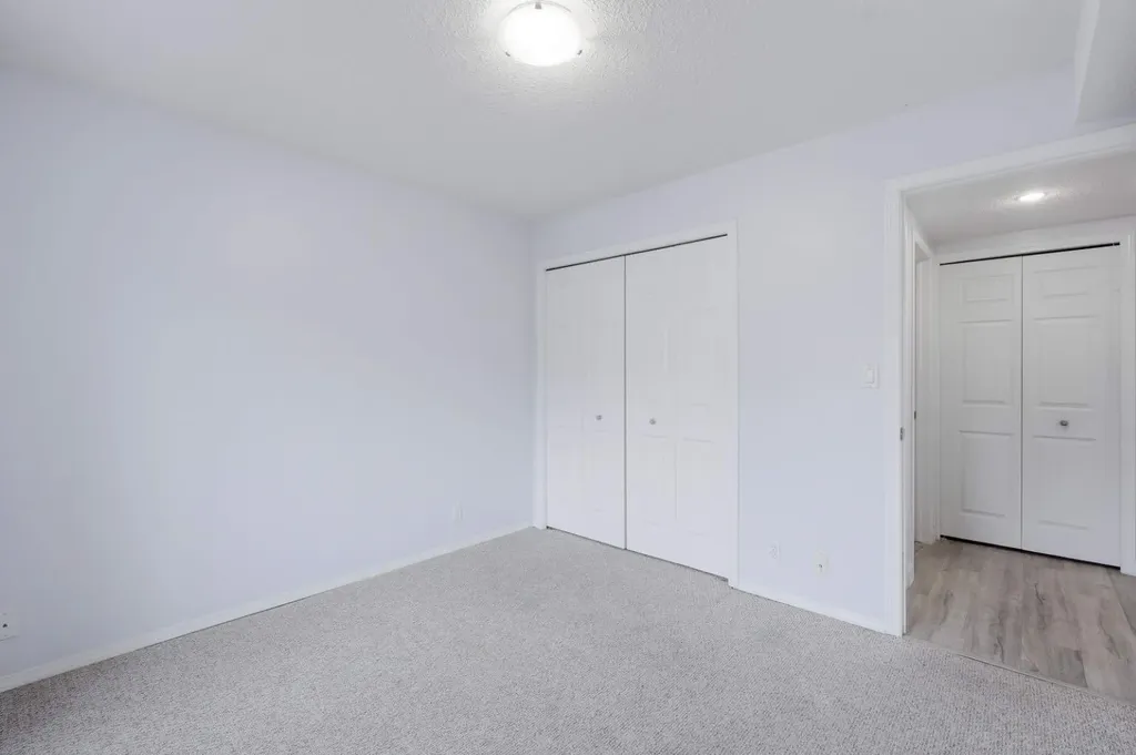 5220 50a Avenue Sylvan Lake AB T4S 1E5