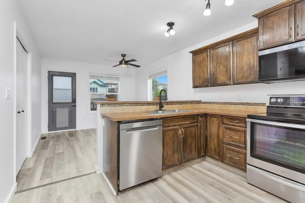 5807 44 Avenue Rocky Mountain House AB T4T 0A1