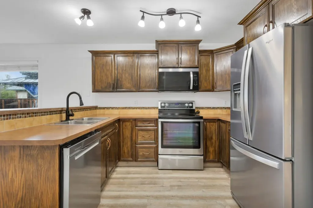 5807 44 Avenue Rocky Mountain House AB T4T 0A1