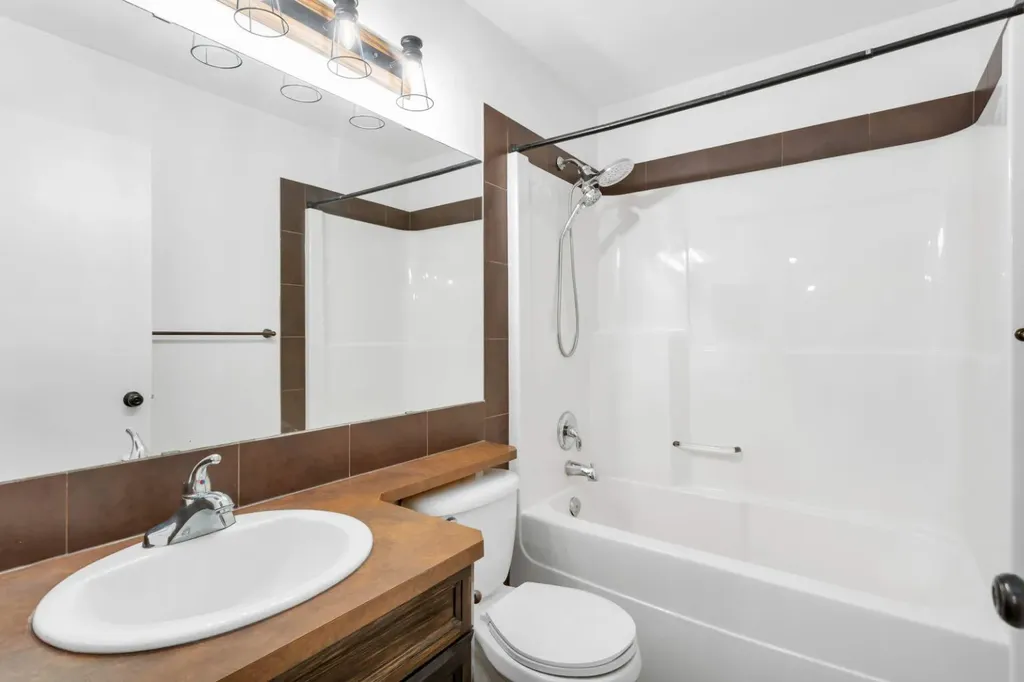 5807 44 Avenue Rocky Mountain House AB T4T 0A1