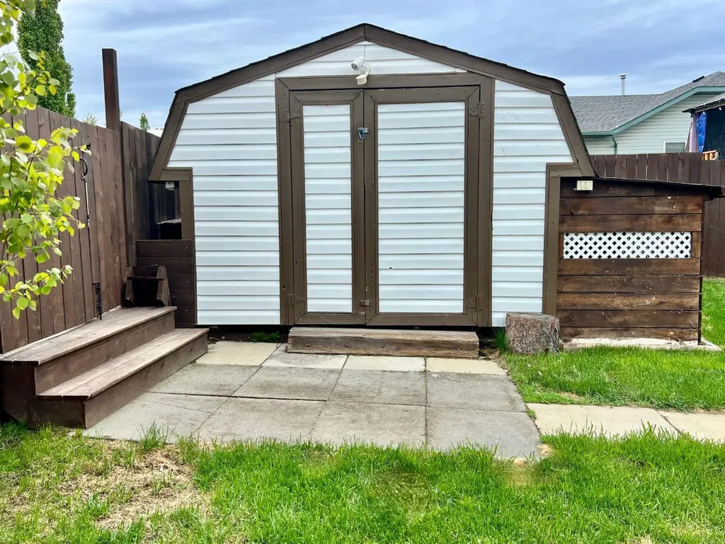 5807 44 Avenue Rocky Mountain House AB T4T 0A1