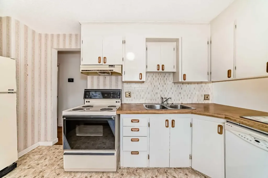 6040 Thornburn Drive NW Calgary AB T2K 3P7