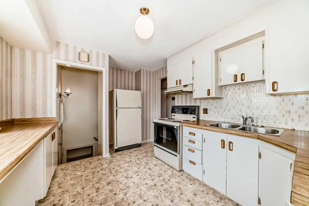 6040 Thornburn Drive NW Calgary AB T2K 3P7