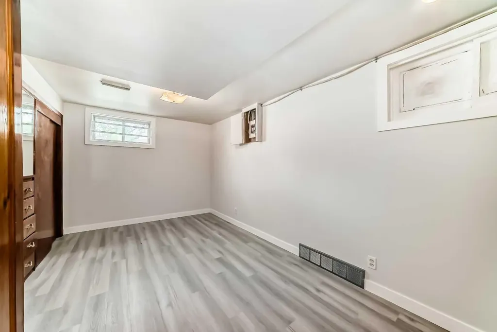 6040 Thornburn Drive NW Calgary AB T2K 3P7