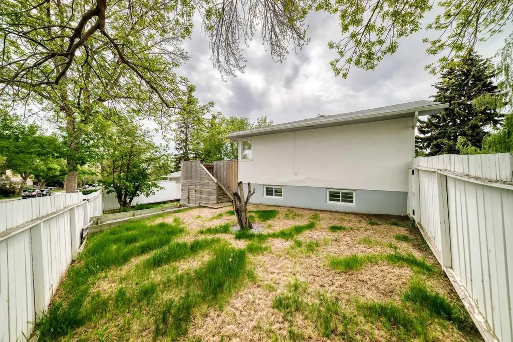 6040 Thornburn Drive NW Calgary AB T2K 3P7
