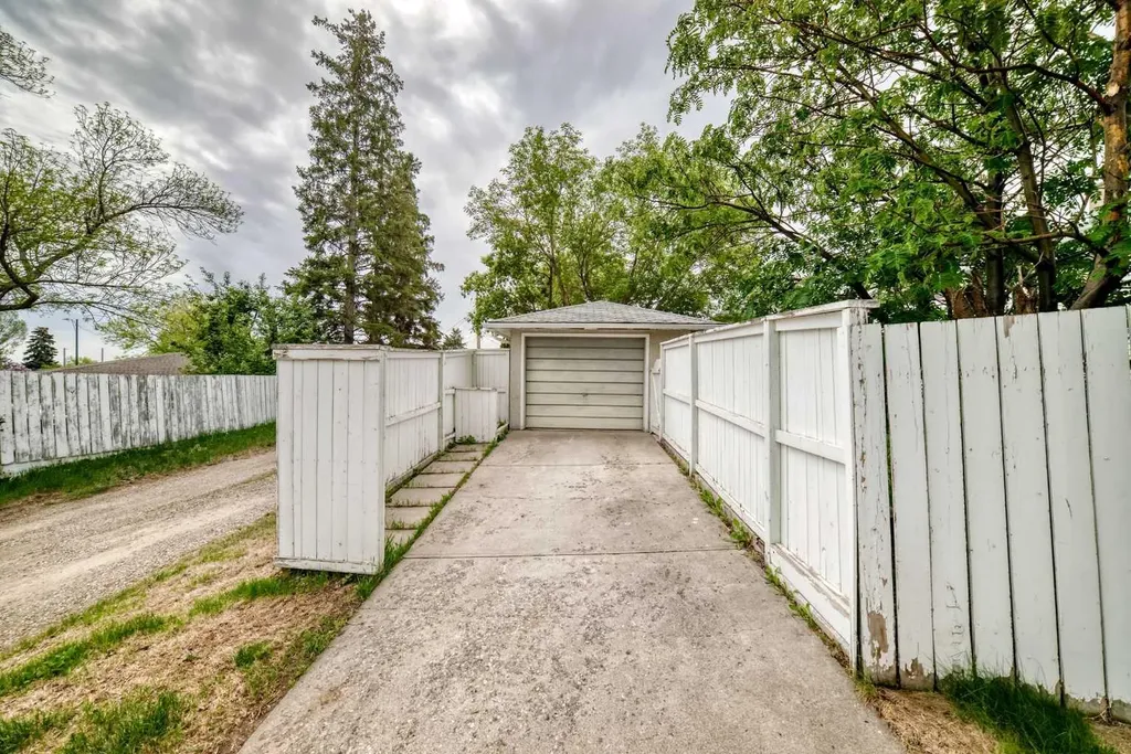 6040 Thornburn Drive NW Calgary AB T2K 3P7
