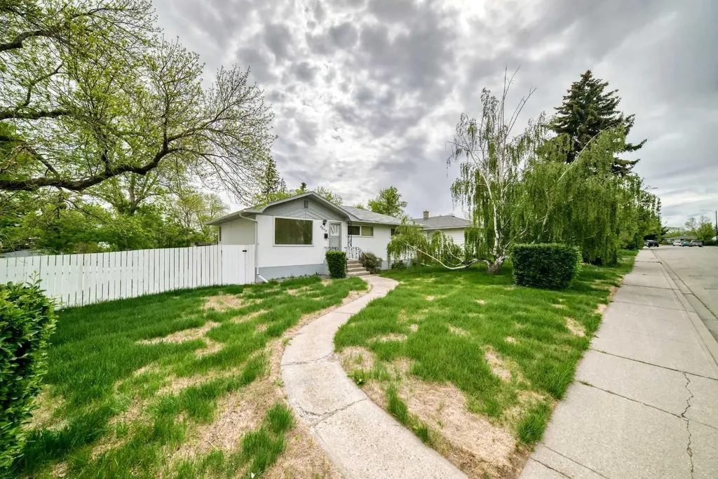 6040 Thornburn Drive NW Calgary AB T2K 3P7