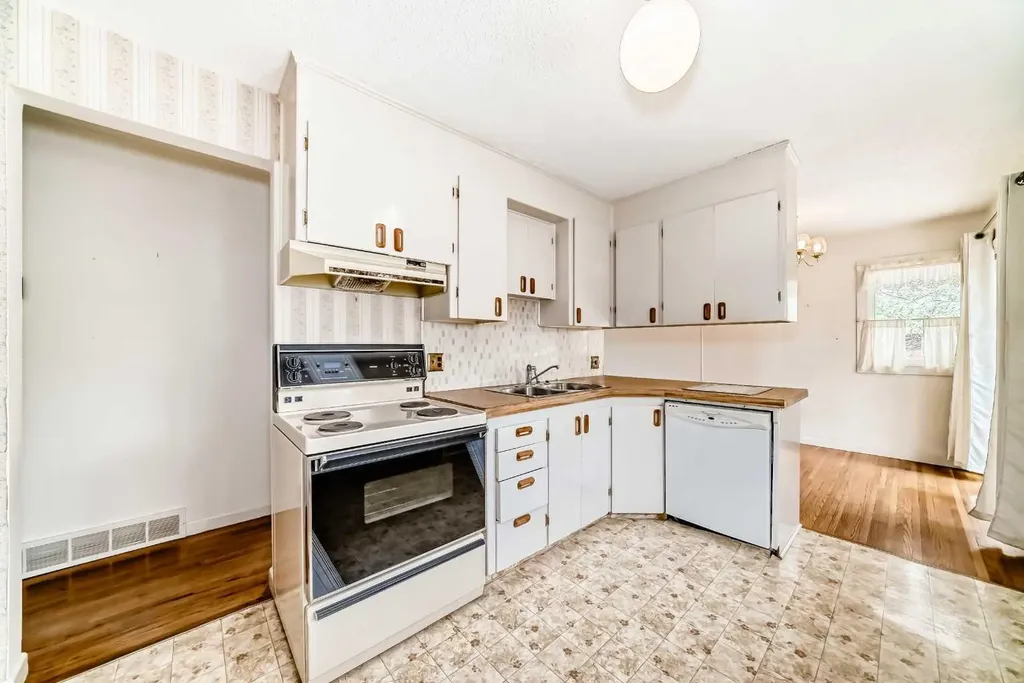 6040 Thornburn Drive NW Calgary AB T2K 3P7