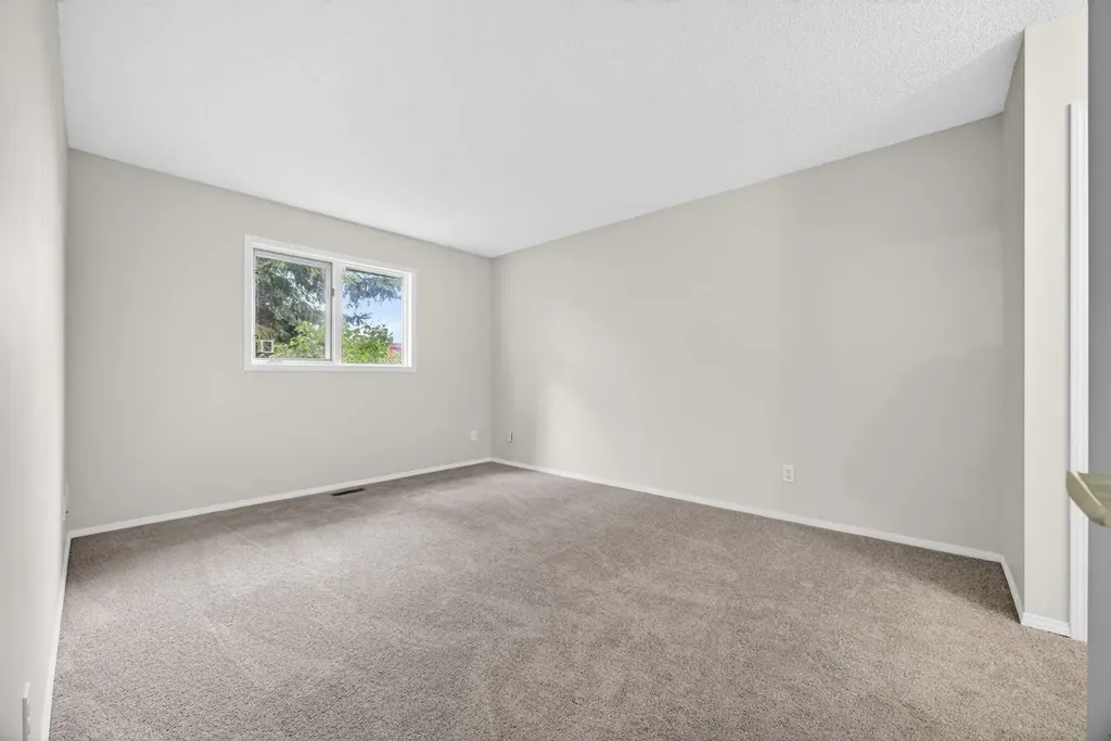 24 Edenwold Green NW Calgary AB T3A 5B8