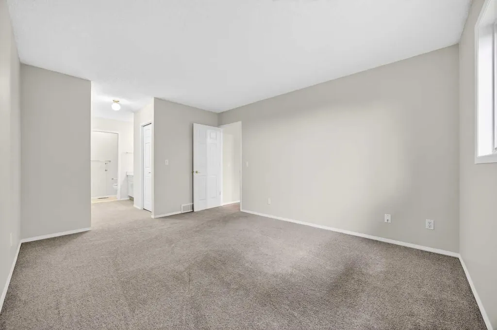 24 Edenwold Green NW Calgary AB T3A 5B8