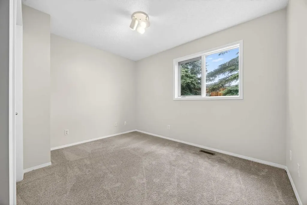 24 Edenwold Green NW Calgary AB T3A 5B8