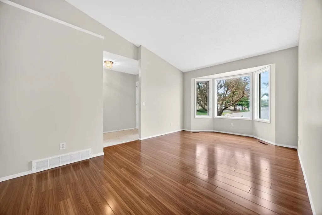 24 Edenwold Green NW Calgary AB T3A 5B8