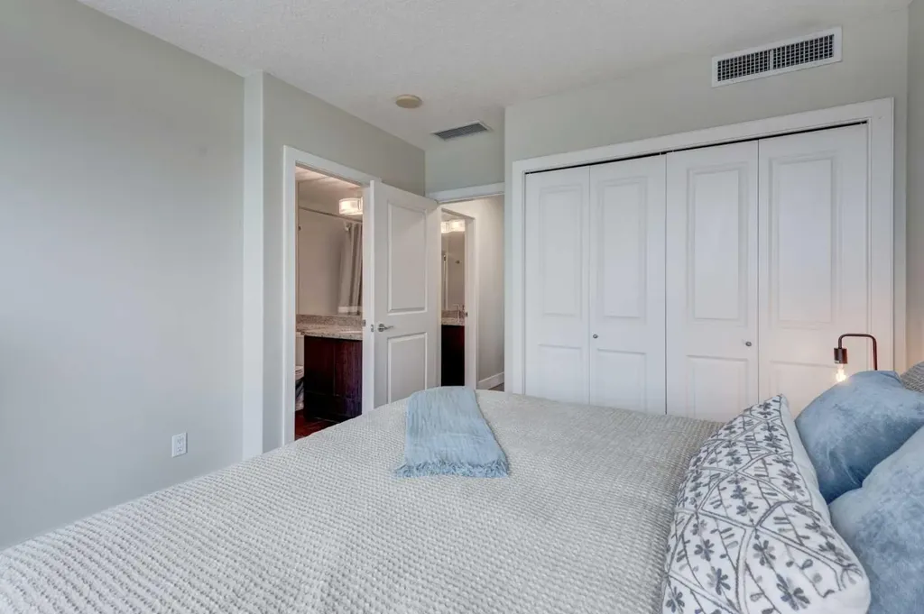 77 Spruce Place SW Calgary AB T3C3X6