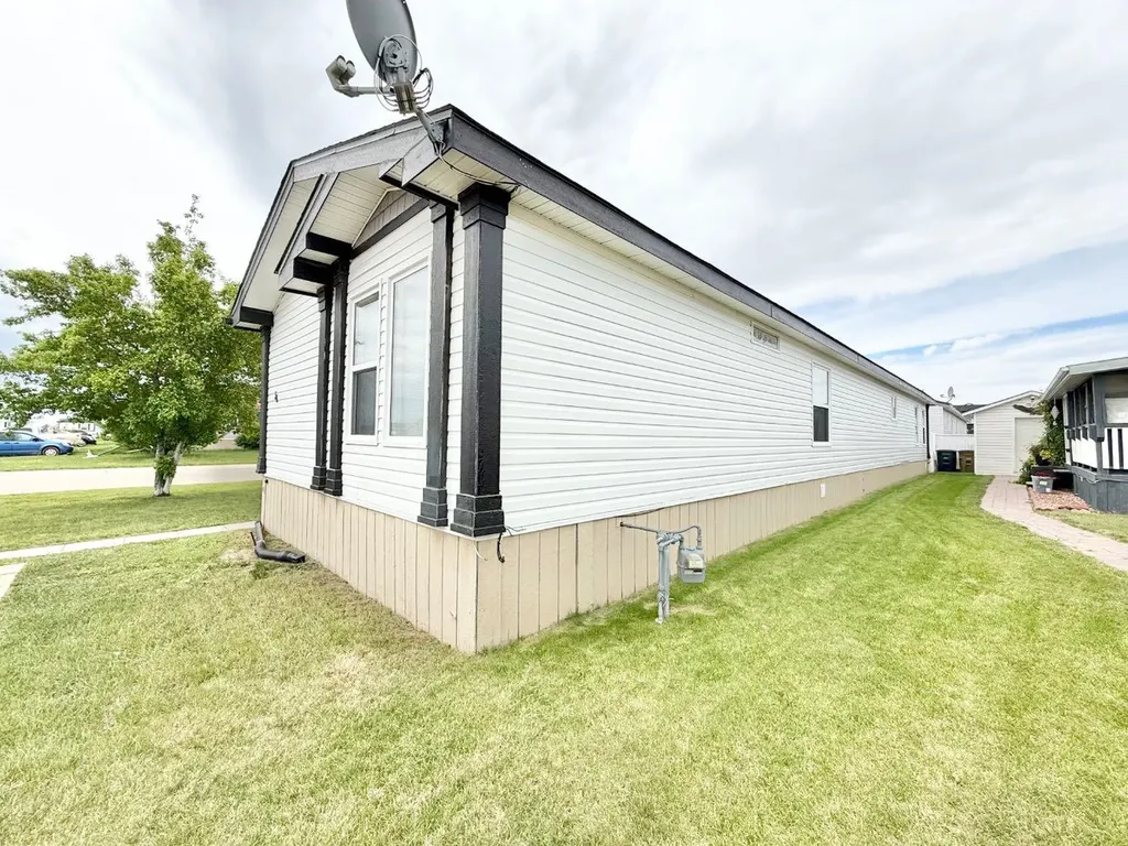 56 Meadowplace Crescent E Brooks AB T1R 0R5