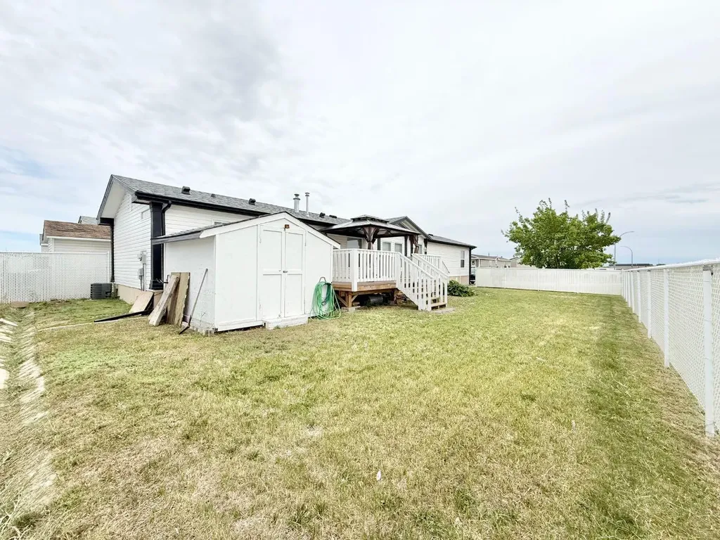 56 Meadowplace Crescent E Brooks AB T1R 0R5