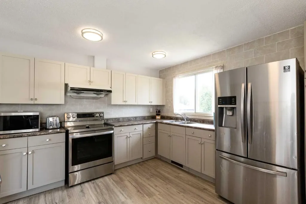 3519 51a Avenue Innisfail AB T4G 1H4