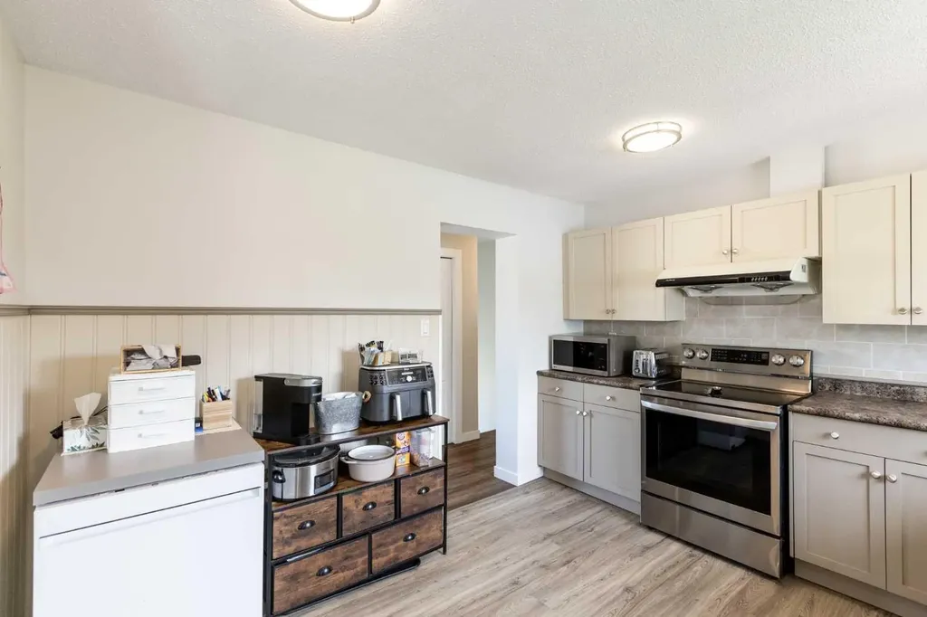 3519 51a Avenue Innisfail AB T4G 1H4