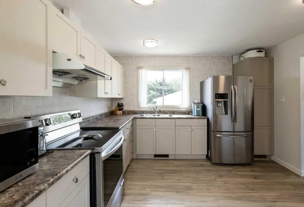 3519 51a Avenue Innisfail AB T4G 1H4