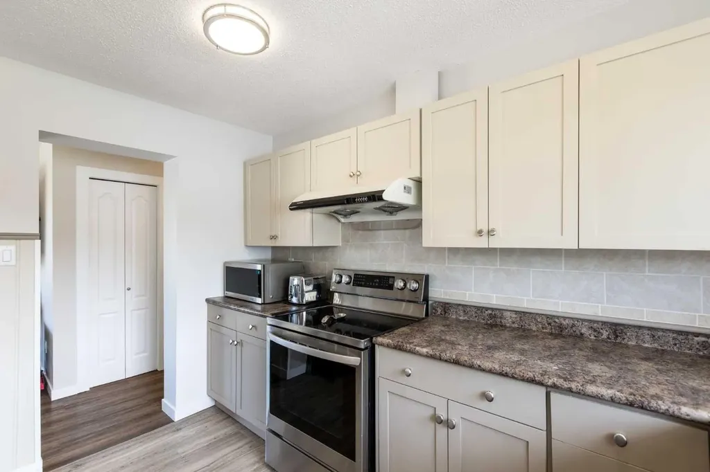3519 51a Avenue Innisfail AB T4G 1H4