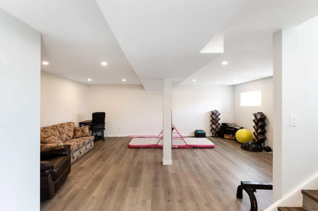 3519 51a Avenue Innisfail AB T4G 1H4