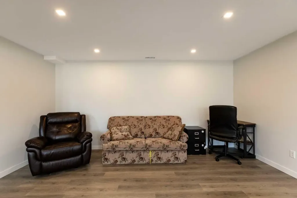 3519 51a Avenue Innisfail AB T4G 1H4