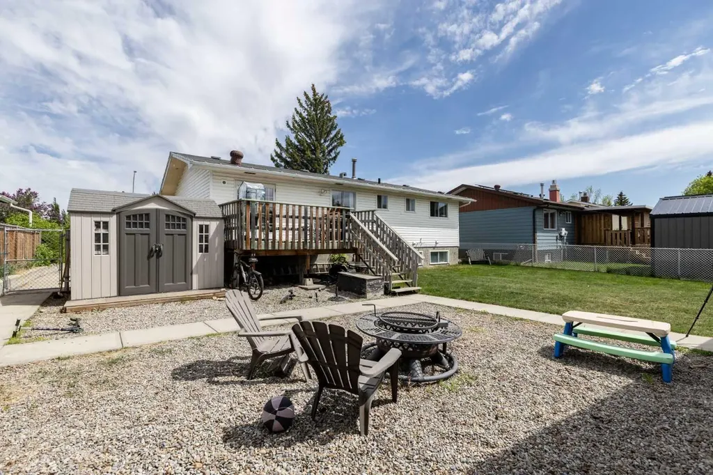 3519 51a Avenue Innisfail AB T4G 1H4