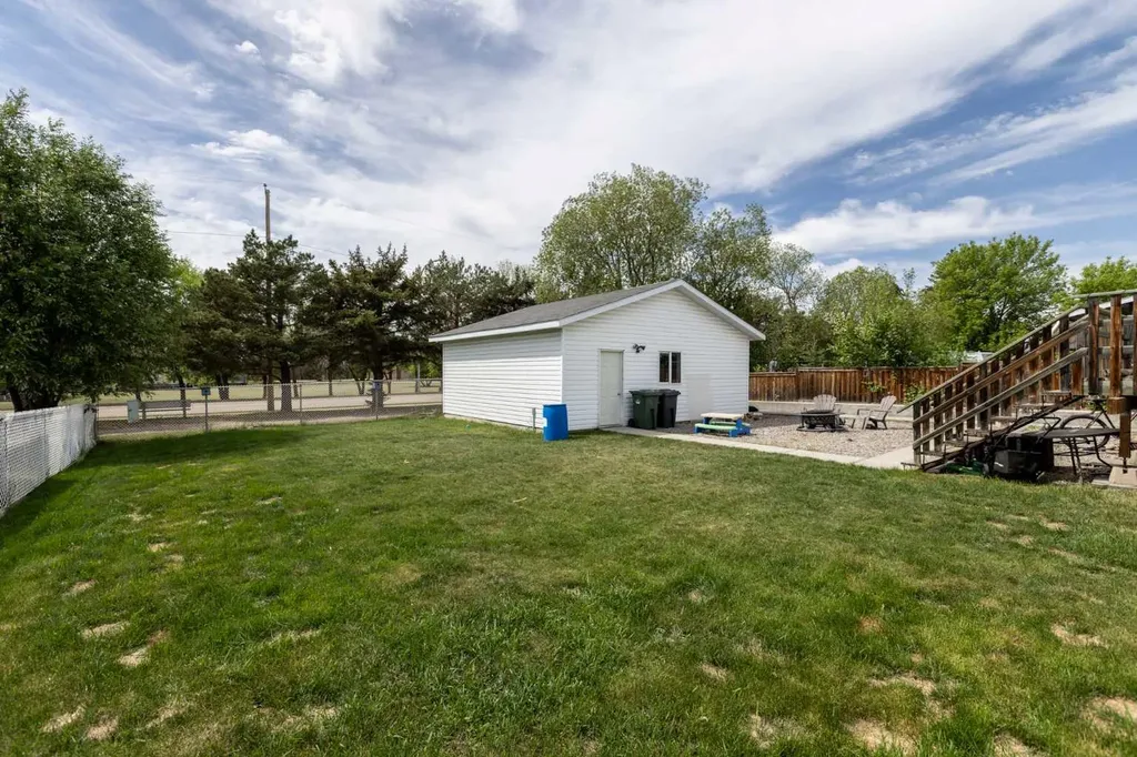 3519 51a Avenue Innisfail AB T4G 1H4