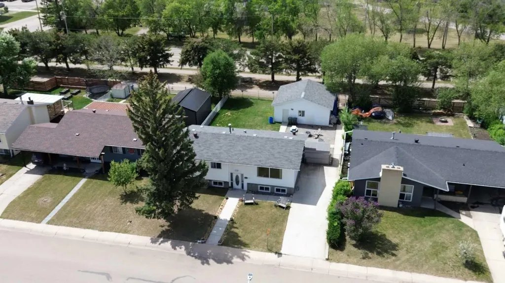 3519 51a Avenue Innisfail AB T4G 1H4