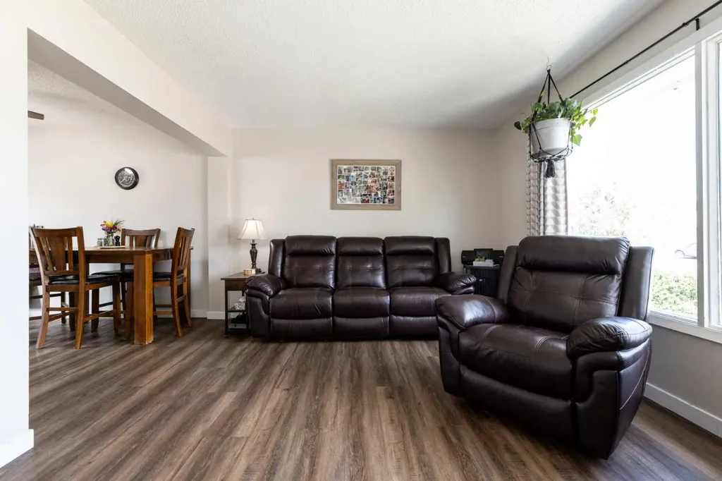3519 51a Avenue Innisfail AB T4G 1H4