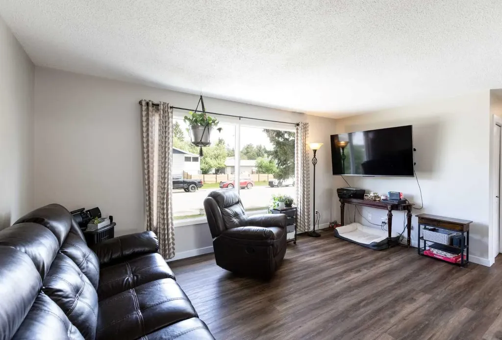 3519 51a Avenue Innisfail AB T4G 1H4