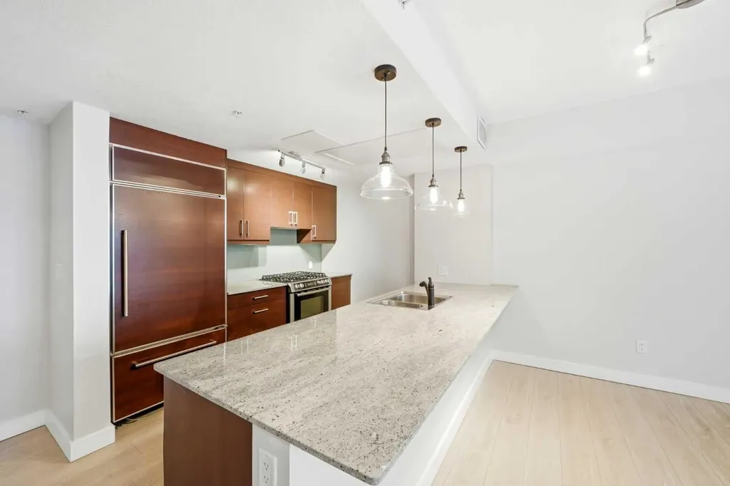 733 2 Avenue SW Calgary AB T2P 0E4